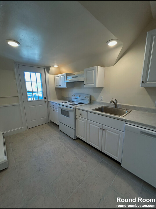 93 Hobart St, Unit 3 in Boston, MA - Building Photo