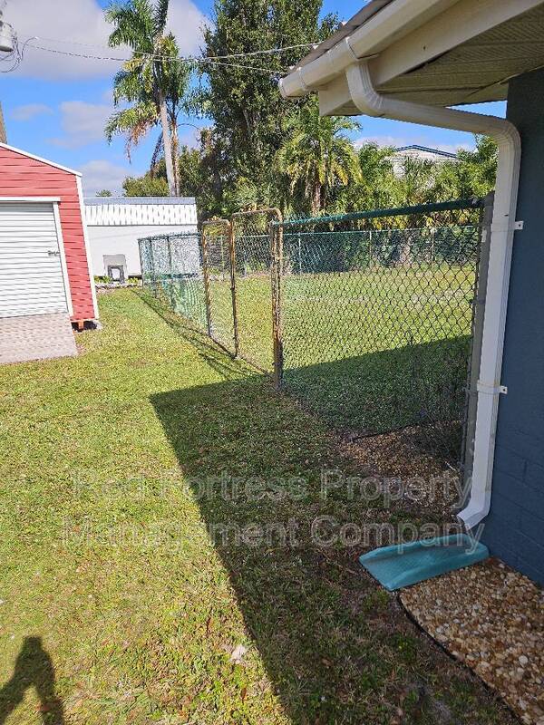 1661 Manor Ave in Ft. Myers, FL - Building Photo - Building Photo