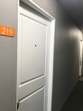 355 N Maple St, Unit 219 in Burbank, CA - Foto de edificio - Building Photo