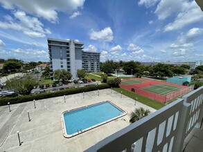 15600 NW 7th Ave in Miami, FL - Foto de edificio - Building Photo