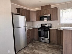 5201 Chantelle Dr in Flint, MI - Building Photo