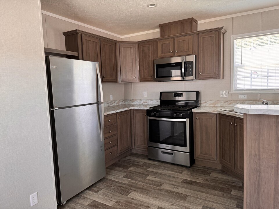 5201 Chantelle Dr in Flint, MI - Building Photo