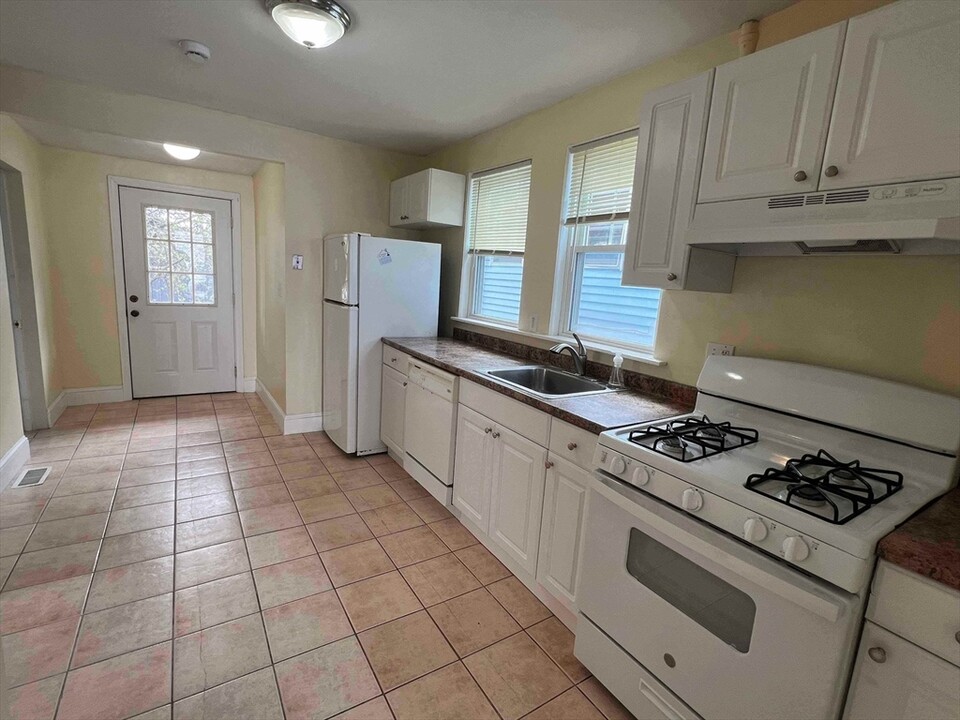 15 Avon St, Unit #1 in Revere, MA - Foto de edificio