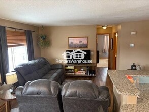 10815 Matthew Dr in Chisago City, MN - Foto de edificio - Building Photo