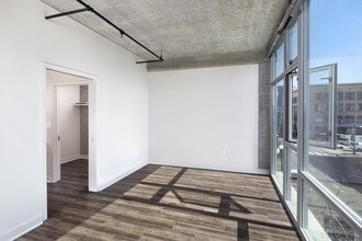 Vela Apartment Homes in San Diego, CA - Foto de edificio - Building Photo