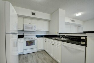 651 Okeechobee Blvd in West Palm Beach, FL - Building Photo - Building Photo