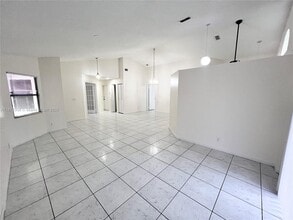 210 Maddy Ln in North Lauderdale, FL - Foto de edificio - Building Photo