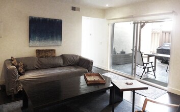 1010 Palm Ave, Unit #109 in West Hollywood, CA - Building Photo - Building Photo