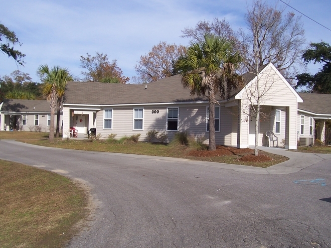 The Oaks at Sumner Avenue in North Charleston, SC - Building Photo