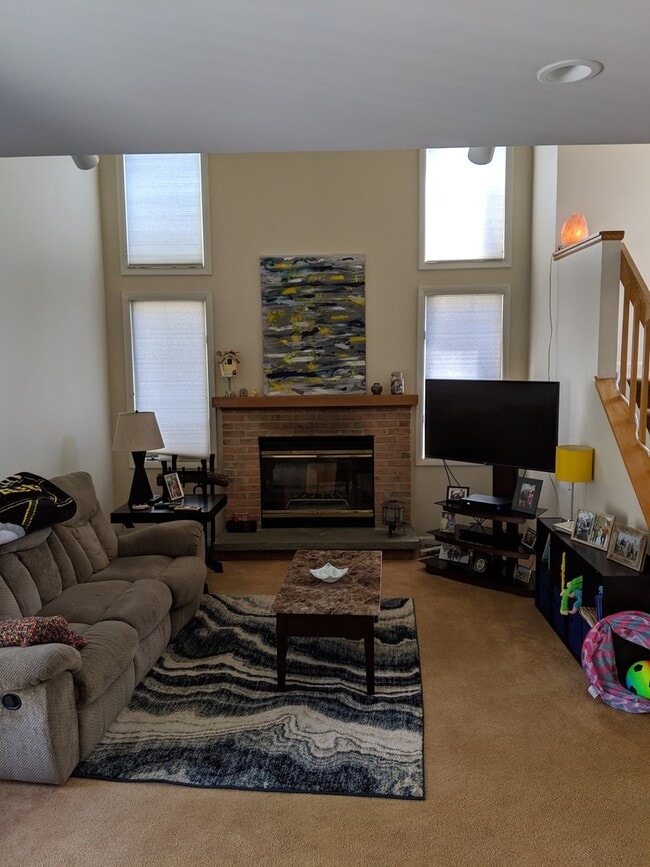 property at 1612 Woodledge Cir