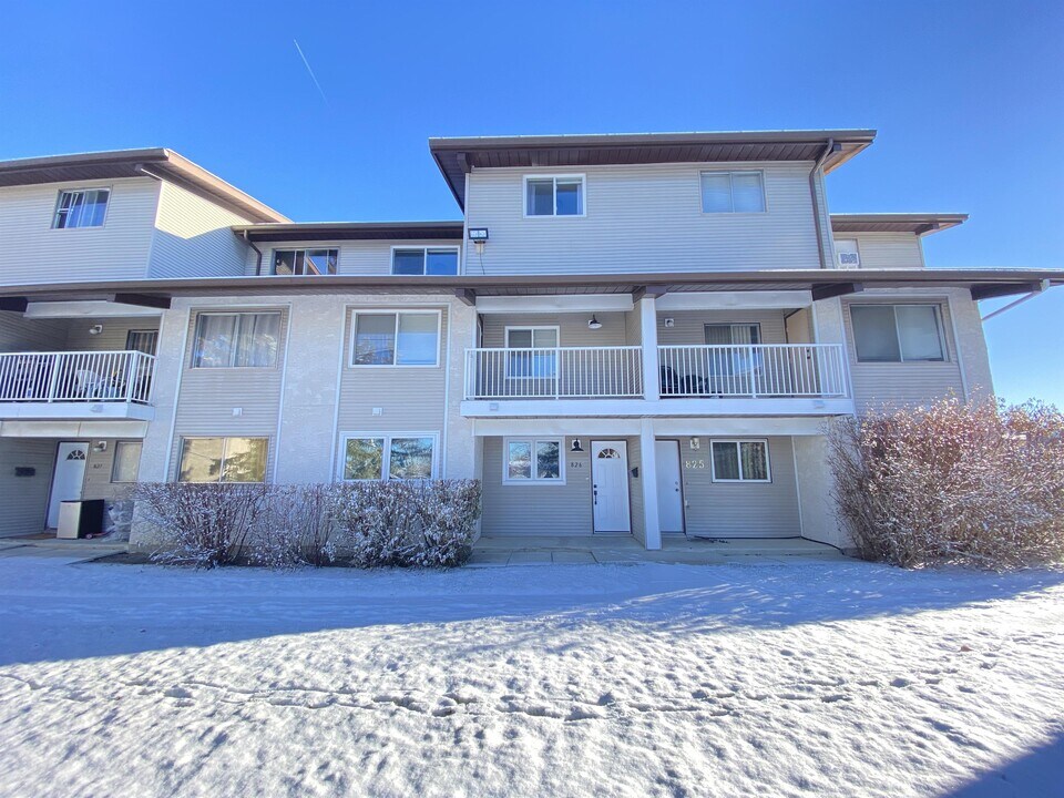 200-200 Brookpark Dr SW in Calgary, AB - Building Photo