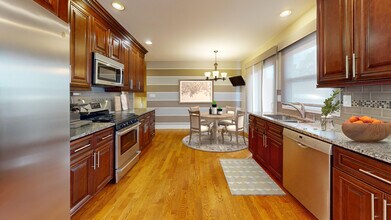 1327 Larchmont Dr in Buffalo Grove, IL - Foto de edificio - Building Photo