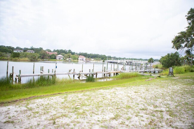 300 Bayou Blvd in Pensacola, FL - Building Photo - Building Photo