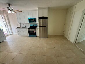 12520 W Randall Park Dr in Miami, FL - Building Photo - Building Photo