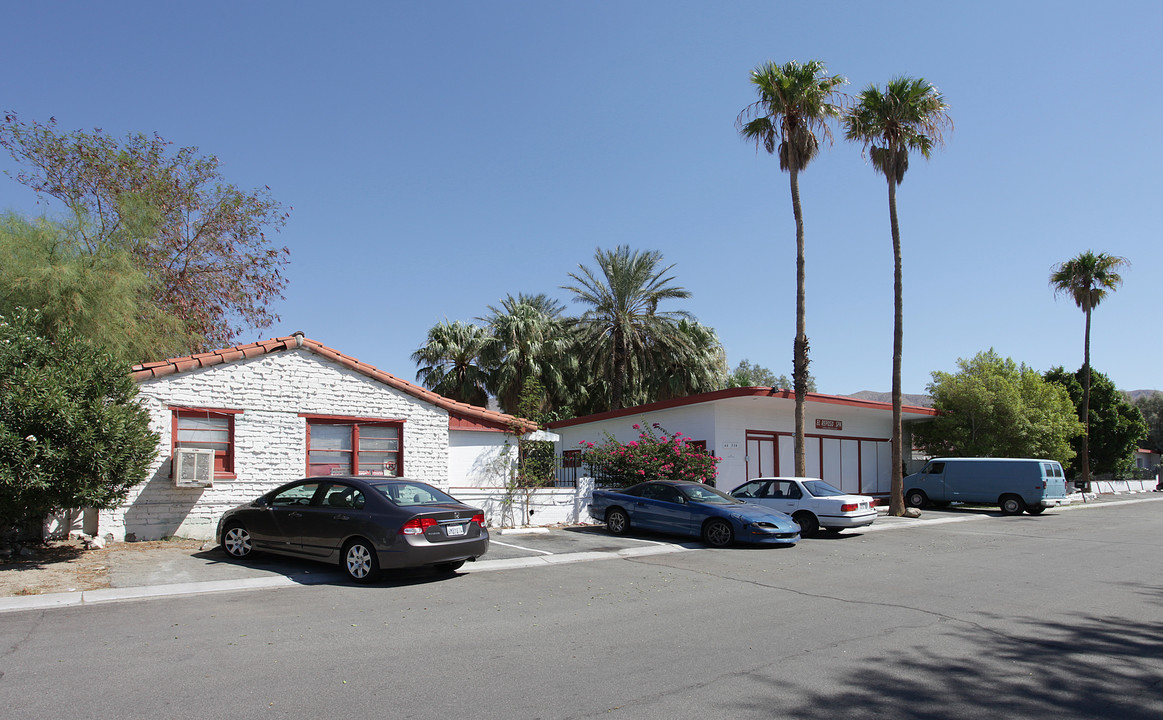 El Reposo Apartments in Desert Hot Springs, CA - Foto de edificio