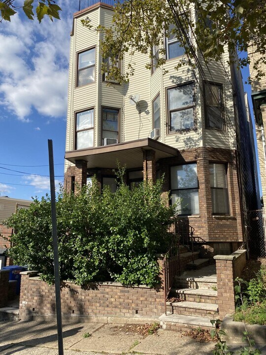 138 Leonard St-Unit -2R in Jersey City, NJ - Building Photo