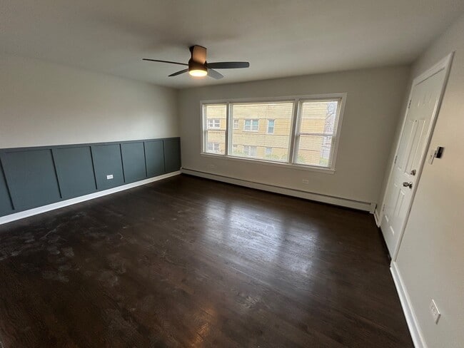 7810 S Escanaba Ave, Unit 2B in Chicago, IL - Foto de edificio - Building Photo