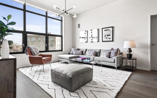 2477 N Milwaukee Ave in Chicago, IL - Foto de edificio - Building Photo