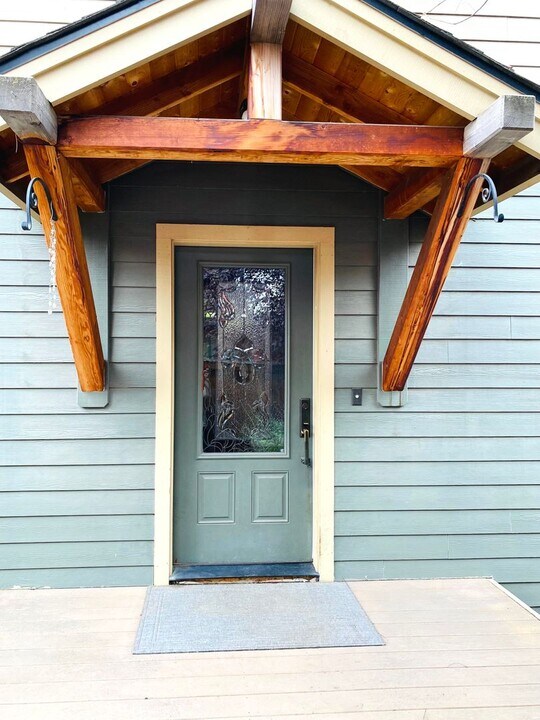 555 NE Seward Ave in Bend, OR - Building Photo