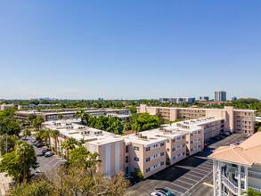 Leisure Gardens in Pompano Beach, FL - Building Photo - Building Photo