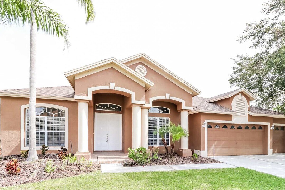10130 Queens Park Dr in Tampa, FL - Building Photo
