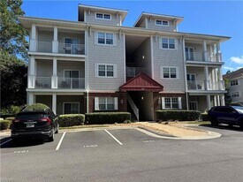 932 Southmoor Dr, Unit 323 in Virginia Beach, VA - Building Photo
