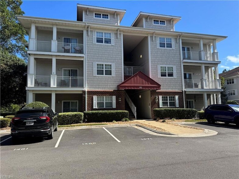 932 Southmoor Dr, Unit 323 in Virginia Beach, VA - Building Photo