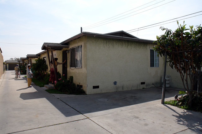 10820 Larch Ave in Inglewood, CA - Building Photo - Building Photo