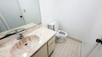 6475 W Oakland Park Blvd, Unit 104 in Lauderhill, FL - Foto de edificio - Building Photo