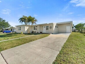 21923 Cellini Ave in Port Charlotte, FL - Foto de edificio - Building Photo