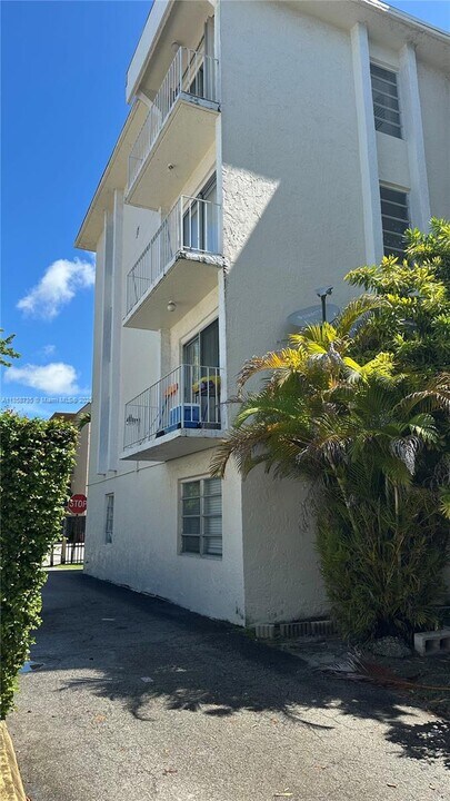 2138 SW 6th St in Miami, FL - Foto de edificio