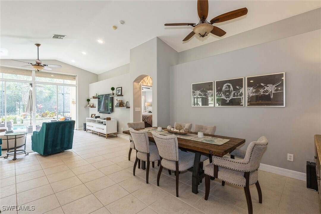 2438 Butterfly Palm Dr in Naples, FL - Foto de edificio