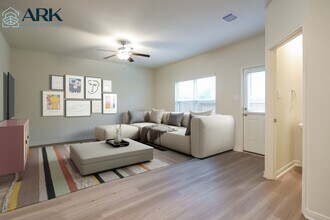 582 Solomon Ln in Brookshire, TX - Foto de edificio - Building Photo