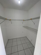 615 W Park Dr, Unit 204 in Miami, FL - Building Photo - Building Photo