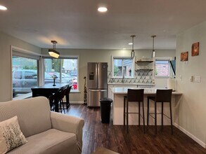 2311 N 134th St in Seattle, WA - Foto de edificio - Building Photo