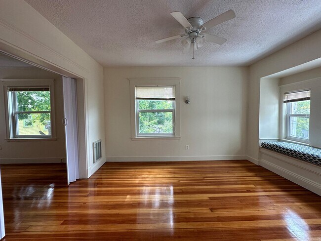 5 Adams St, Unit 1 in Somerville, MA - Foto de edificio - Building Photo