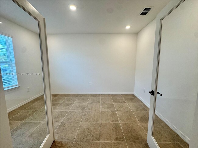 749 SE Karrigan Terrace in Port St. Lucie, FL - Foto de edificio - Building Photo