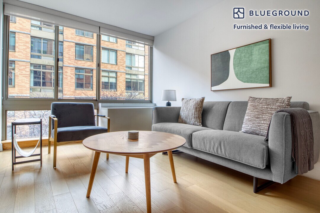 130 W 15th St in New York, NY - Building Photo