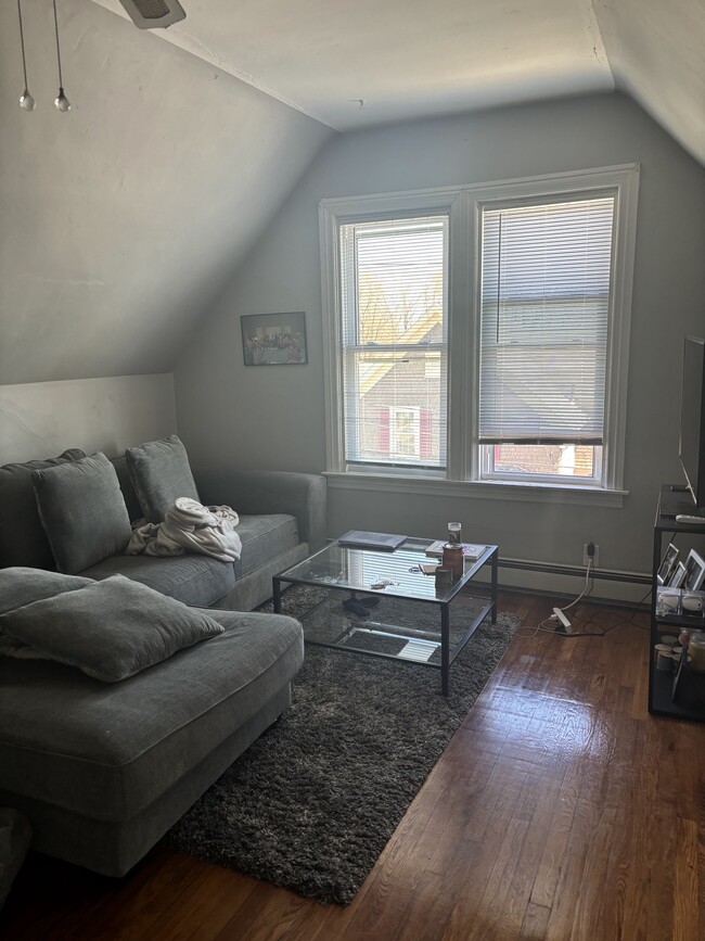 19 North Ave, Unit 2 in Attleboro, MA - Foto de edificio - Building Photo