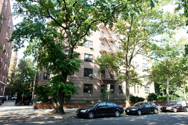 36-20 Bowne St in Flushing, NY - Building Photo - Building Photo