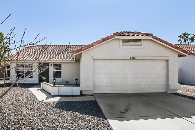property at 1469 E Tremaine Ave