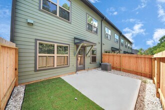 7711 Longmire Rd in Conroe, TX - Building Photo - Building Photo