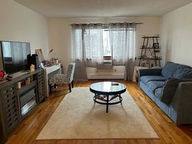 11 Hallmark Gdns, Unit 9 in Burlington, MA - Building Photo