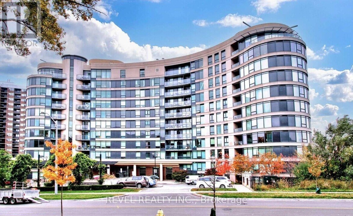 18 Valley Woods Rd in Toronto, ON - Building Photo