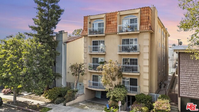 1871 Greenfield Ave in Los Angeles, CA - Foto de edificio - Building Photo
