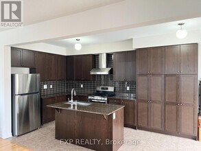 2 Littlewood Dr in Whitby, ON - Building Photo - Building Photo