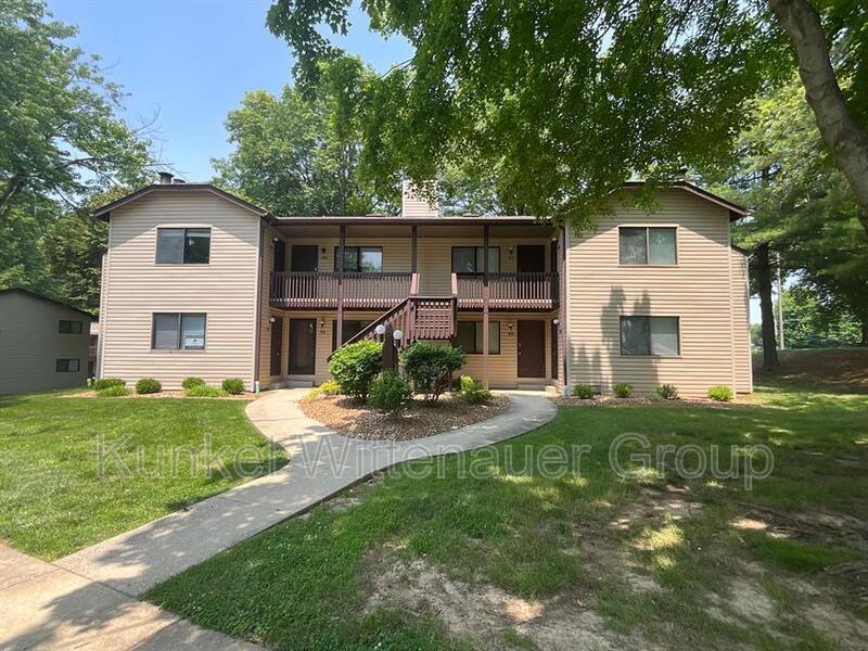 52 Pepperwood Ct in Glen Carbon, IL - Building Photo