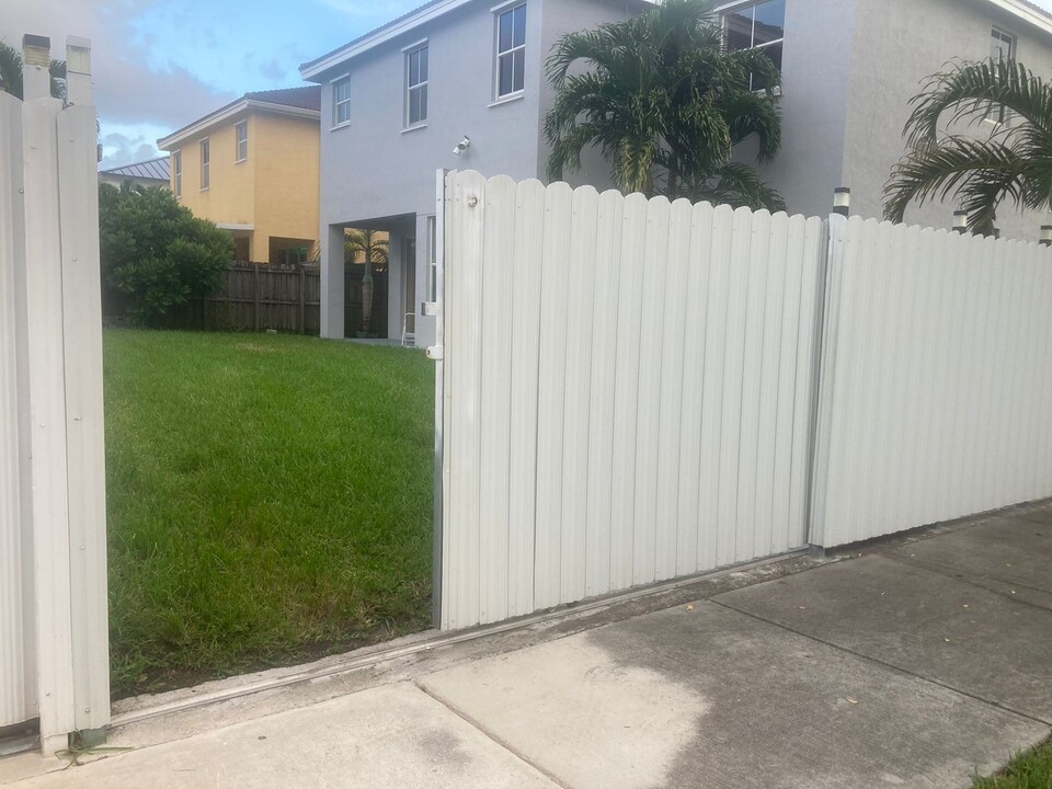 11047 SW 243rd Ln, Unit 3-Efficiency in Homestead, FL - Foto de edificio