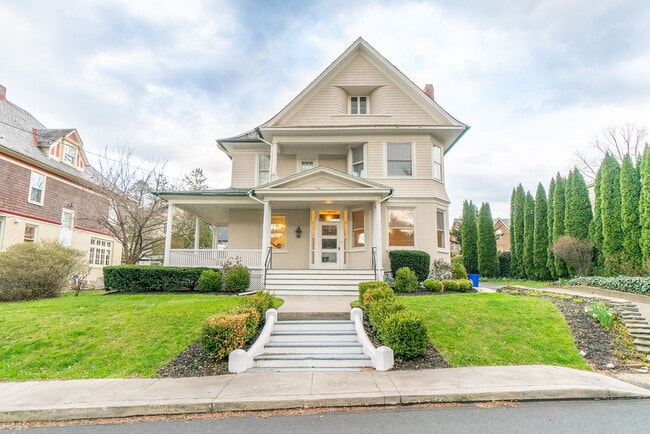 221 E Burke St in Easton, PA - Foto de edificio - Building Photo
