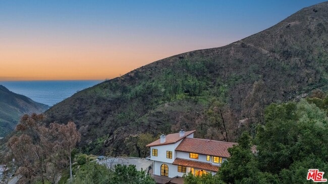 2382 Live Oak Meadows Rd in Malibu, CA - Building Photo - Building Photo